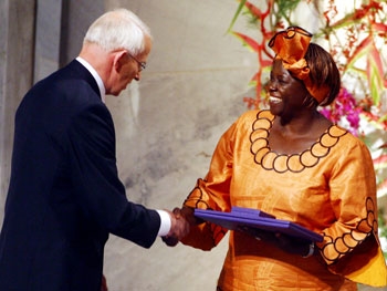 <a href=http://www.ens-newswire.com/ens/dec2004/20041221_maathaiaward.jpg>Wangari Maathai</a> winning the Nobel Peace Prize. (Google Images)