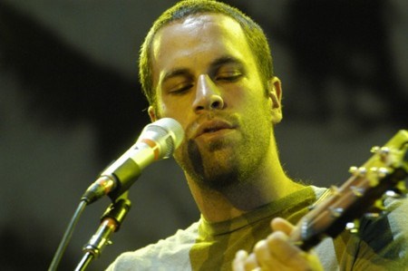 <a href=http://www.silvershots.com/photos/music/jack_johnson.jpg>This is a picture of Jack Johnson</a>