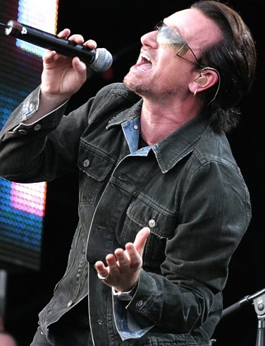Bono singing during a concert (http://notquiteamerican.files.wordpress.com/2009/02/bono.jpg)