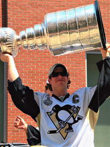 Sidney holding the cup! (flickr)