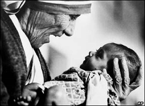 This is Mother Teresa taking care of a child (http://www.thequietman.org/imagenes/MotherTheresa.jpg)