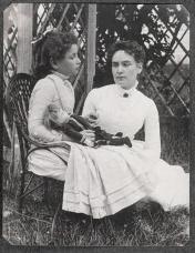 Helen Keller and her teacher Anne Sullivan (http://www.thedeafblog.co.uk/HelenKeller.jpg)