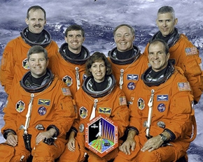 Ellen Ochoa con su equipo para la misión STS-110 (NASA)