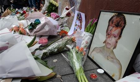 People mourning at Bowie's Memorial (http://forward.com/schmooze/329329/jewish-celebs-m ())