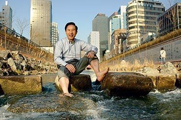Mayor Lee enjoying Cheonggyecheon Stream