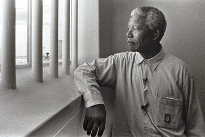 Nelson Mandela in the Robben Island Jail (http://www.travellerspoint.com/photos/54678/Mandela_94.jpg)