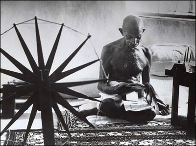 Gandhi making homespun cloth<br>(http://mrunali.com/gandhi1.jpg)