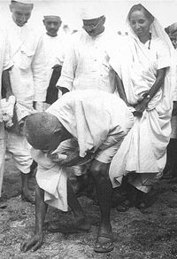 Gandhi, at the Dandi Salt March,<br>grabbing salt (http://upload.wikimedia.org/wikipedia/<br>commons/thumb<br>/9/99/Salt_March.jpg/200px-Salt_March.jpg)