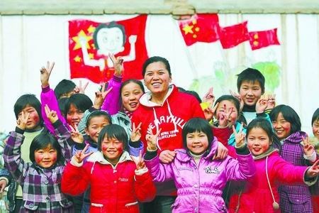 Li Ling with her students. (http://henan.sina.com.cn/news/2010-02-11/083715316.html)