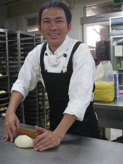 Paochun Wu, baking with a warm smile (c.yam.com/news/ilink/r.c?http://n.yam.com/cna/life/200904/20090407827168.html)