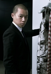 Jason Wu stands by the dress he designed. (Google Picture)