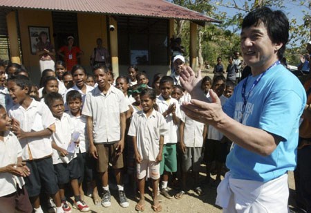 Jackie Chan greets East Timorese students (http://www.chinadaily.com.cn/showbiz/2008-06/26/co ())