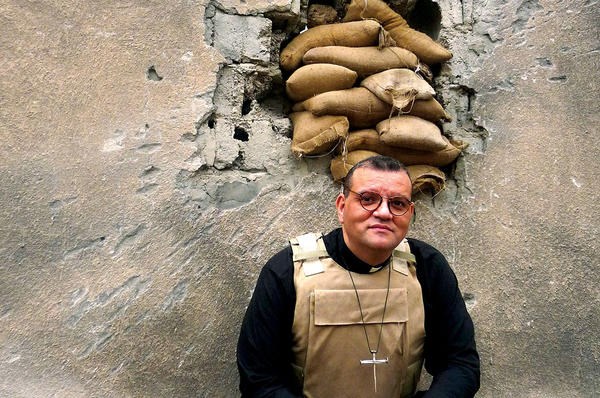 Picture of Andrew White, 'the Vicar of Baghdad,' aids Iraqis of all faiths