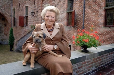 Her Majesty Queen Beatrix with her dog Chip. (RVD/photo Raymond Rutting)
