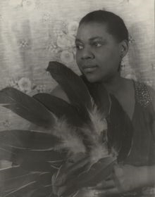 <a href=http://upload.wikimedia.org/wikipedia/commons/9/99/Bessiesmith.jpg>Bessie Smith</a>