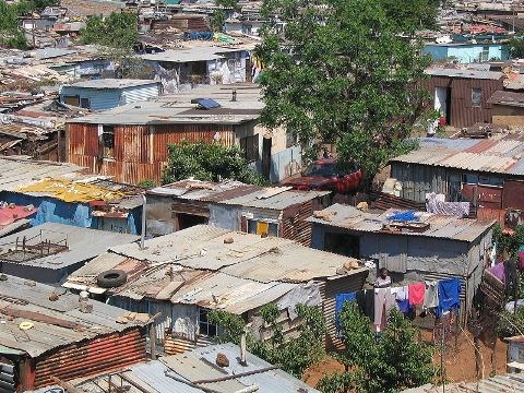 A shanty town in Soweto, South Africa (http://upload.wikimedia.org/wikipedia/commons/4/40/Soweto_township.jpg)