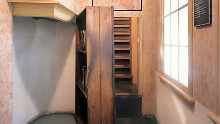 Book shelf which hid the secret annex passage way (http://www.bbc.co.uk/annefrank/images/people/annexe.jpg (no source/ internet))