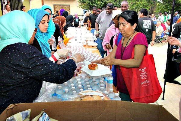 Picture of Dallas mosque feeds the hungry at a 'Day of Dignity'