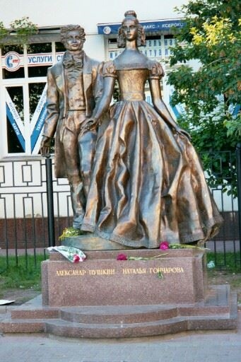 Alexander Pushkin and his wife (http://www.russia.ghazar.com/pushkin.jpg)