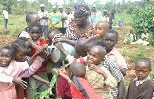 La profesora Wangari Maathai plantando un árbol con unos niños en el bosque Karura, Nairobi <br>Foto: Green Belt Movement