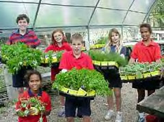 Varios estudiantes de ACES con sus cosechas