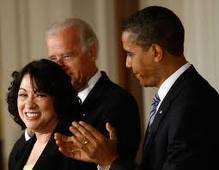 Sonia Sotomayor con el presidente Obama y el vice-presidente Joe Biden