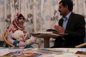 Malala y su padre (mirror.co.uk)